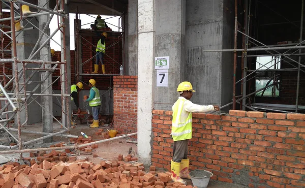 Selangor Malaysia Januar 2017 Maurer Verlegen Lehmziegel Bauwänden Auf Der — Stockfoto