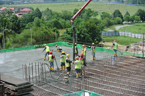 Malacca Malaysia Januari 2017 Byggnadsarbetare Häller Våt Betong Med Hjälp — Stockfoto
