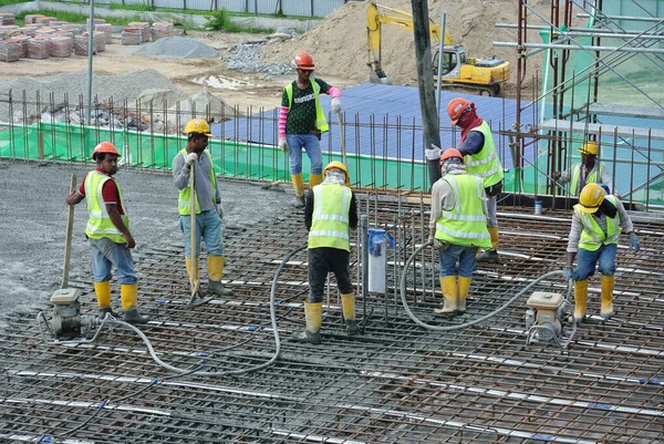 Malacca Malaysia January 2017 Construction Workers Pouring Wet Concrete Using — Stock Photo, Image