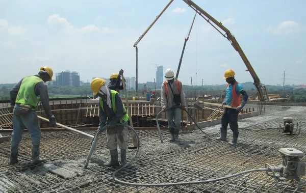 Malacca Malaysia Janeiro 2017 Trabalhadores Construção Civil Que Despejam Concreto — Fotografia de Stock