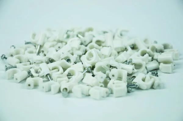 Plastikowe Klipsy Kablowe Betonowymi Gwoździami Izolowane Białym Tle — Zdjęcie stockowe