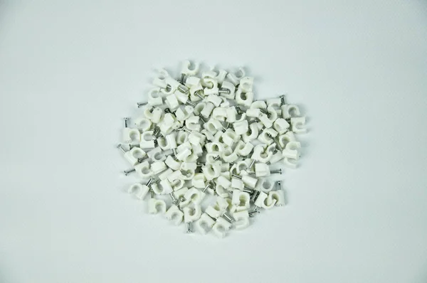 Plastikowe Klipsy Kablowe Betonowymi Gwoździami Izolowane Białym Tle — Zdjęcie stockowe