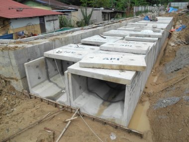 SELANGOR, MALAYSIA - 02 Aralık 2016: İnşaat alanında beton kutu kanalizasyon yatıyordu. Fırtına suyunu en yakın muson kanalına yönlendirmek için kullanılır.. 
