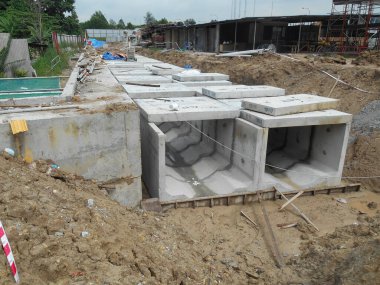 SELANGOR, MALAYSIA - 02 Aralık 2016: İnşaat alanında beton kutu kanalizasyon yatıyordu. Fırtına suyunu en yakın muson kanalına yönlendirmek için kullanılır.. 
