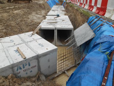 SELANGOR, MALAYSIA - 02 Aralık 2016: İnşaat alanında beton kutu kanalizasyon yatıyordu. Fırtına suyunu en yakın muson kanalına yönlendirmek için kullanılır.. 