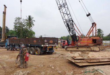 SELANGOR, MALAYSIA -ECTOBER 11, 2016: Mobil vinç inşaat alanında ağır malzeme taşımak için kullanılan ağır bir makinedir.  