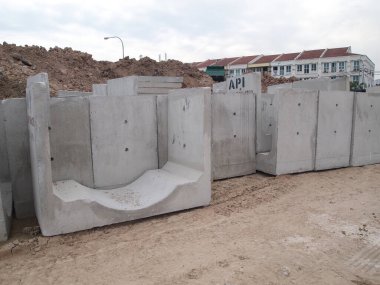 SELANGOR, MALAYSIA - 02 Aralık 2016: İnşaat alanında yığılmış beton kutu kanal gideri. Fırtına suyunu en yakın muson kanalına yönlendirmek için kullanılır.. 