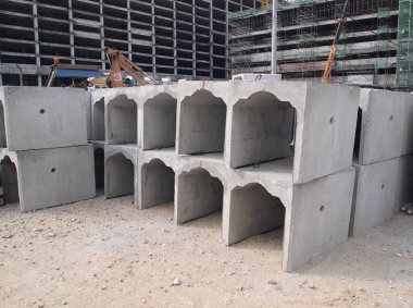 SELANGOR, MALAYSIA - 02 Aralık 2016: İnşaat alanında yığılmış beton kutu kanal gideri. Fırtına suyunu en yakın muson kanalına yönlendirmek için kullanılır.. 