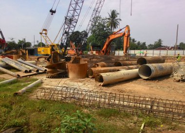 MALACCA, MALAYSIA - 12 Mart 2016: Malezya 'daki inşaat işçileri, Malacca, Malezya' daki inşaat sahasında kazık sondajı makinesi taşıyorlardı. Vakıf inşaatı için yığınları çalıştıran makine.