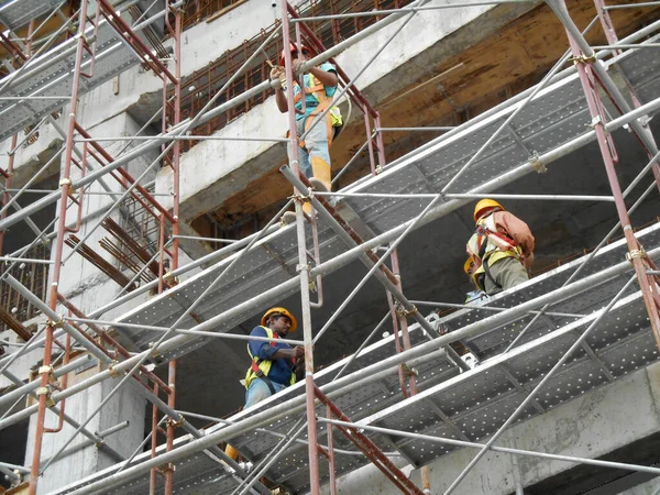 マレーシア セレンバン 2016年9月5日 マレーシア セレンバンの建設現場で高いレベルで作業しながら 安全ハーネスと適切な安全装置を装着した建設労働者 — ストック写真