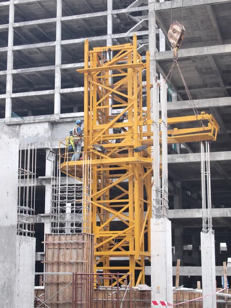 マレーシア セレンバン 2016年9月5日 マレーシア セレンバンの建設現場で高いレベルで作業しながら 安全ハーネスと適切な安全装置を装着した建設労働者 — ストック写真