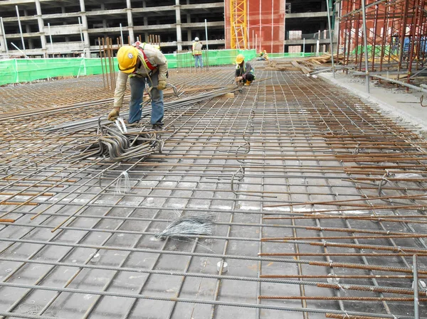 マレーシア マラッカ市 2016年9月24日 マレーシア マラッカ市の建設現場で床スラブ補強棒を製造する建設労働者 — ストック写真