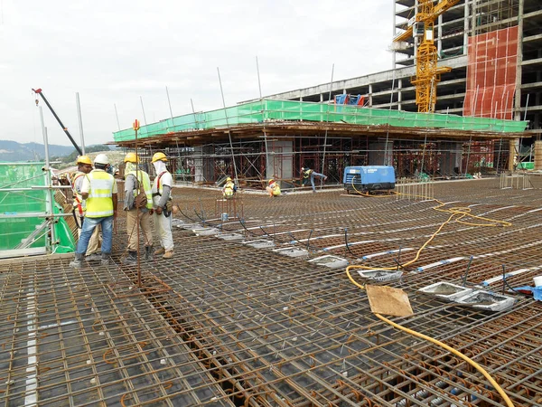 Malacca Malaysia September 2016 Construction Workers Fabricating Floor Slab Reinforcement — Stock Photo, Image