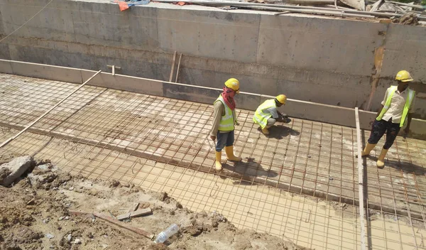 Johor Malaysia September 2016 Construction Workers Fabricating Retaining Wall Base — Stock Photo, Image