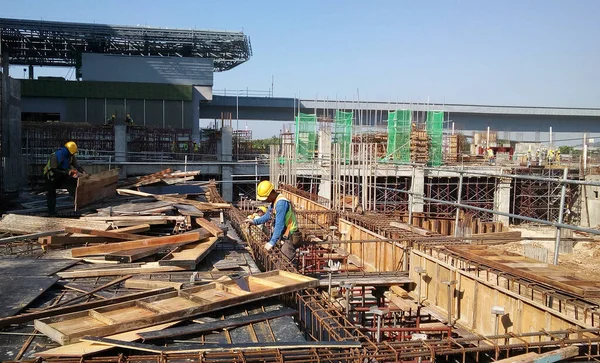 Malacca Malasia Abril 2016 Trabajadores Construcción Que Fabrican Encofrados Madera — Foto de Stock