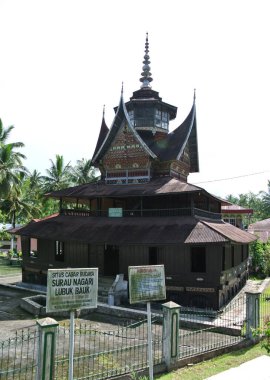 SUMATERA, INDONESIA -10 Haziran 2014: Surau Nagari Lubuk Bauk Cephesi Tanah Datar, Sumatera Barat, Endonezya. Müslümanların 1901 'den beri ibadet ettikleri ve dini faaliyetlerde bulundukları bir yerdi..