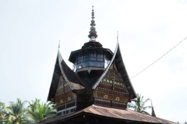 SUMATERA, INDONESIA -10 Haziran 2014: Surau Nagari Lubuk Bauk Cephesi Tanah Datar, Sumatera Barat, Endonezya. Müslümanların 1901 'den beri ibadet ettikleri ve dini faaliyetlerde bulundukları bir yerdi..