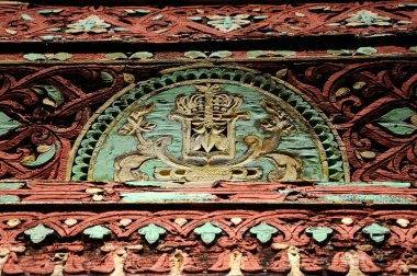 SUMATERA, INDONESIA -10 Haziran 2014: Endonezya, Sumatera Barat, Tanah Datar 'daki Surau Nagari Lubuk Bauk' ta geleneksel ve renkli ahşap oymacılığı detayı. Müslümanların dini aktiviteler yapabilecekleri bir yerdi..