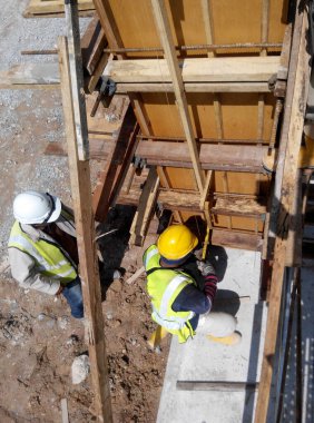 MALACCA, MALAYSIA -EPTEMBER 19, 2016: Malacca, Malezya 'daki inşaat alanında sütun kereste işleri ve takviye barı. Yapı geçici ahşap desteği tarafından destekleniyor