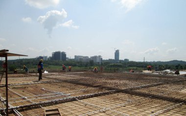 SELANGOR, MALAYSIA -13 Mayıs 2016: İnşaat alanındaki çelik takviye çubuğu çelik destekli beton levhayı oluşturmak için. Betonu güçlendirmek için kullanılır. Mühendisin tasarımını takip edecek şekilde tasarlandı..