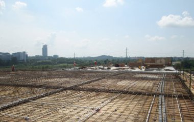 SELANGOR, MALAYSIA -13 Mayıs 2016: İnşaat alanındaki çelik takviye çubuğu çelik destekli beton levhayı oluşturmak için. Betonu güçlendirmek için kullanılır. Mühendisin tasarımını takip edecek şekilde tasarlandı..