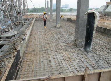 SELANGOR, MALAYSIA -13 Mayıs 2016: İnşaat alanındaki çelik takviye çubuğu çelik destekli beton levhayı oluşturmak için. Betonu güçlendirmek için kullanılır. Mühendisin tasarımını takip edecek şekilde tasarlandı..