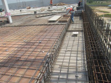 SELANGOR, MALAYSIA -13 Mayıs 2016: İnşaat alanındaki çelik takviye çubuğu çelik destekli beton levhayı oluşturmak için. Betonu güçlendirmek için kullanılır. Mühendisin tasarımını takip edecek şekilde tasarlandı..