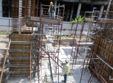 MALACCA, MALAYSIA -EPTEMBER 19, 2016: Malacca, Malezya 'daki inşaat alanında sütun kereste işi ve takviye barı. Yapı geçici ahşap desteği tarafından destekleniyor