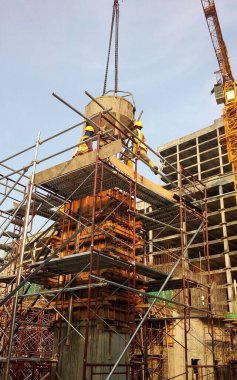 MALACCA, MALAYSIA -EPTEMBER 19, 2016: Malacca, Malezya 'daki inşaat alanında sütun kereste işi ve takviye barı. Yapı geçici ahşap desteği tarafından destekleniyor