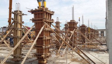 MALACCA, MALAYSIA -EPTEMBER 19, 2016: Malacca, Malezya 'daki inşaat alanında sütun kereste işi ve takviye barı. Yapı geçici ahşap desteği tarafından destekleniyor