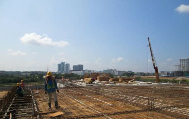 MALACCA, MALAYSIA - SEPTEMBER 24, 2016: Malacca, Malezya 'daki inşaat alanında döşeme destek barı üreten inşaat işçileri.  