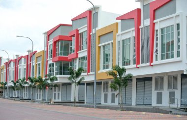 KUALA LUMPUR, MALAYSIA - 11 Kasım 2016: Kuala Lumpur, Malezya 'da iki katlı renkli ticari mağaza cephesi.  