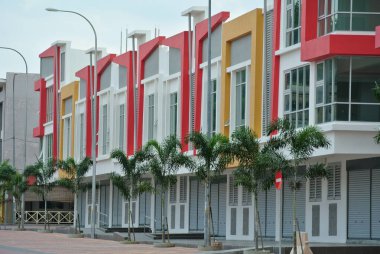 KUALA LUMPUR, MALAYSIA - 11 Kasım 2016: Kuala Lumpur, Malezya 'da iki katlı renkli ticari mağaza cephesi.  