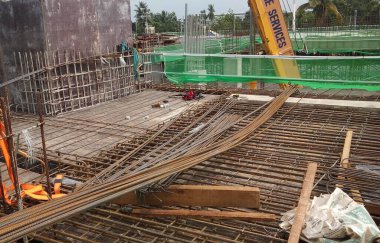 KUALA LUMPUR, MALAYSIA - 14 Mart 2017: İnşaat işçileri inşaat sahasına döşeme destek barı kurup üretiyorlar. Destek çubuğu küçük bir kabloyla birbirine bağlanmış.. 