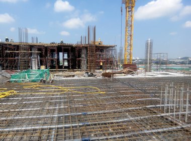 KUALA LUMPUR, MALAYSIA - 14 Mart 2017: İnşaat işçileri inşaat sahasına döşeme destek barı kurup üretiyorlar. Destek çubuğu küçük bir kabloyla birbirine bağlanmış.. 