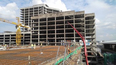 KUALA LUMPUR, MALAYSIA - 14 Mart 2017: İnşaat işçileri inşaat sahasına döşeme destek barı kurup üretiyorlar. Destek çubuğu küçük bir kabloyla birbirine bağlanmış.. 