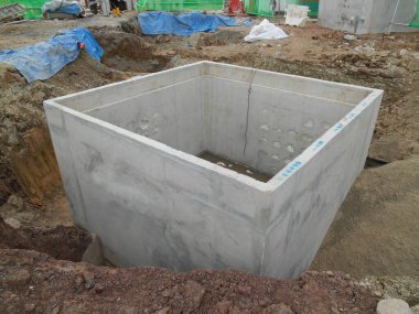KUALA LUMPUR, MALAYSIA - 31 HAZİRAN 2017: İnşaat halindeki yeraltı hizmetleri için beton rögar. Normalde elektrik ve telefon sağlayıcıları kablolarını döşemek için kullanırlar.. 