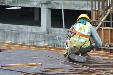 KUALA LUMPUR, MALAYSIA - 14 Mart 2017: İnşaat işçileri inşaat sahasına döşeme destek barı kurup üretiyorlar. Destek çubuğu küçük bir kabloyla birbirine bağlanmış.. 