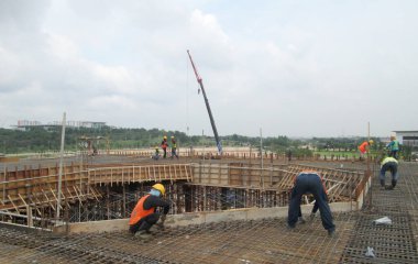 KUALA LUMPUR, MALAYSIA - 14 Mart 2017: İnşaat işçileri inşaat sahasına döşeme destek barı kurup üretiyorlar. Destek çubuğu küçük bir kabloyla birbirine bağlanmış.. 