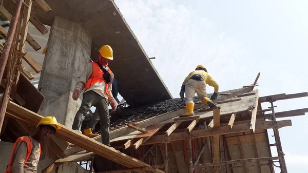 Selangor Malasia Septiembre 2016 Grupo Trabajadores Construcción Vertiendo Hormigón Húmedo — Foto de Stock