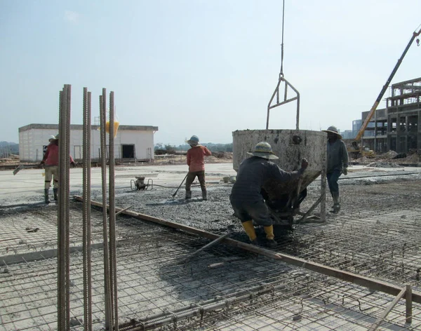 Selangor Malaysia September 2016 Group Construction Workers Pouring Wet Concrete — 图库照片