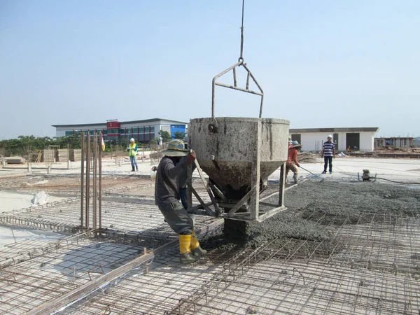 Selangor Malaysia September 2016 Gruppe Von Bauarbeitern Gießt Nassen Beton — Stockfoto