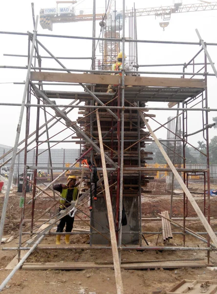 マレーシア マラッカ 2016年9月19日 マレーシア マラッカ市の建設現場における板材加工 補強バー 一時木材支援体制 — ストック写真