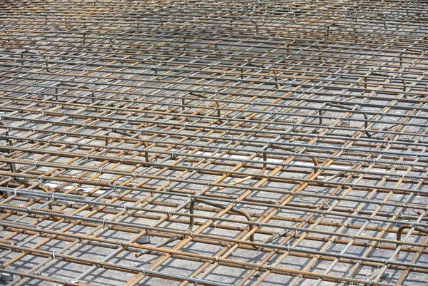 マレーシア セランゴール 2016年5月13日 鉄鋼強化コンクリートスラブを形成するために建設現場の鉄鋼強化バー コンクリートを強化するために使用されます エンジニアの設計に従う形になっています — ストック写真