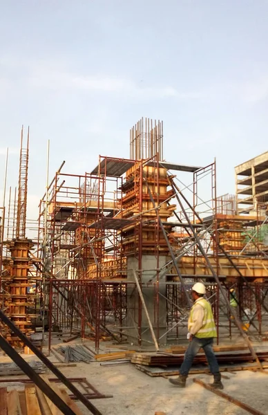 マレーシア マラッカ 2016年9月19日 マレーシア マラッカ市の建設現場において 柱状の木材加工 補強棒 一時木材支援体制 — ストック写真