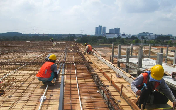 马六甲 马来西亚 2016 制作地板板钢筋在马六甲 马来西亚建筑工地的建筑工人 — 图库照片
