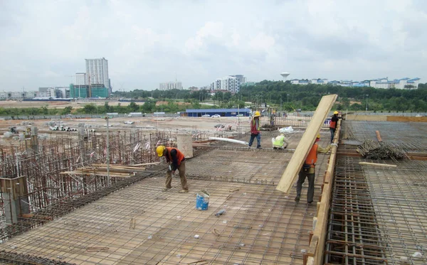 Malacca Malaysia September 2016 Construction Workers Fabricating Floor Slab Reinforcement — Stock Photo, Image