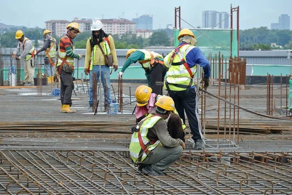 马六甲 马来西亚 2016 制作地板板钢筋在马六甲 马来西亚建筑工地的建筑工人 — 图库照片