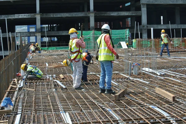 Malacca Malaysia September 2016 Construction Workers Fabricating Floor Slab Reinforcement — Stock Photo, Image