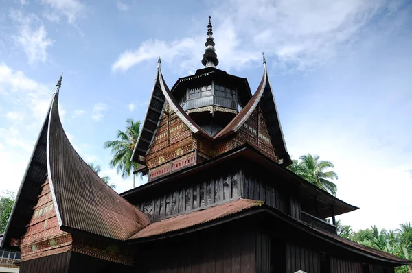 Sumatera Indonesia Junio 2014 Detalle Talla Madera Tradicional Colorida Surau — Foto de Stock